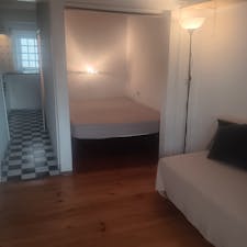 Studio for rent for €750 per month in Lisbon, Calçada de São Vicente