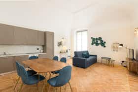 Appartement te huur voor € 2.200 per maand in Como, Via Gianni Rodari