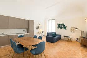 Appartamento in affitto a 2.200 € al mese a Como, Via Gianni Rodari