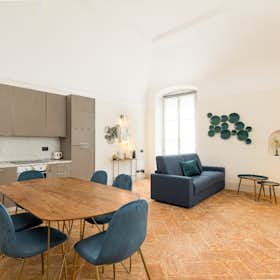 公寓 正在以 €2,200 的月租出租，其位于 Como, Via Gianni Rodari