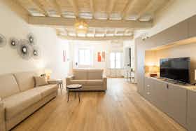 Appartement te huur voor € 3.600 per maand in Como, Via Gianni Rodari