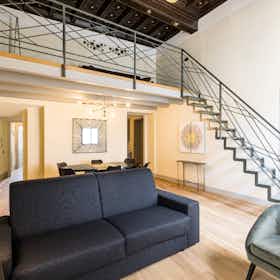 Appartement à louer pour 2 800 €/mois à Como, Via Gianni Rodari