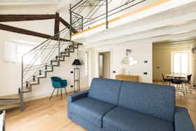 Appartement te huur voor € 3.200 per maand in Como, Via Gianni Rodari