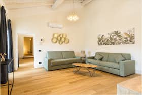 公寓 正在以 €4,300 的月租出租，其位于 Como, Via Gianni Rodari