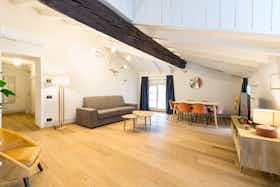 Appartement te huur voor € 3.300 per maand in Como, Via Gianni Rodari