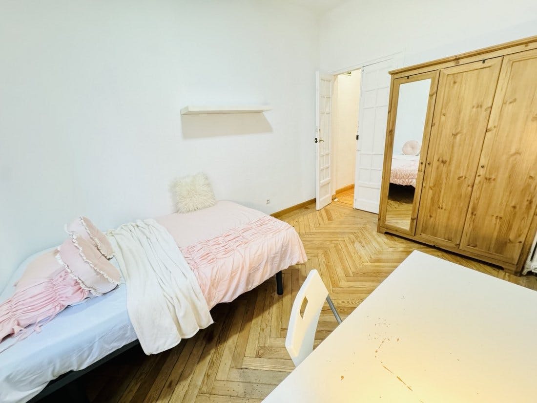 Private room for rent for €744 per month in Madrid, Calle de Ferraz