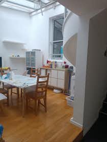 Casa para alugar por € 3.000 por mês em Nanterre, Rue Salvador Allende