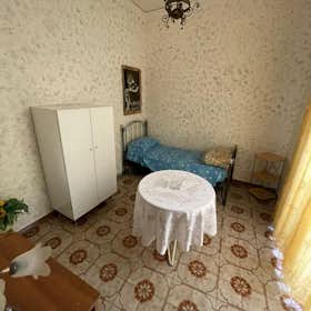 Private room for rent for €450 per month in Naples, Via San Giovanni in Porta