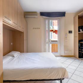 Studio for rent for €1,300 per month in Bologna, Via Monaldo Calari