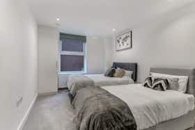 公寓 正在以 £2,600 的月租出租，其位于 Slough, High Street