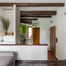 Apartment for rent for €1,500 per month in Bologna, Via Giuseppe Massarenti