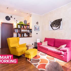 公寓 正在以 €1,100 的月租出租，其位于 Turin, Via Michele Coppino
