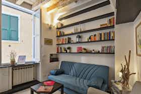 Appartement te huur voor € 1.740 per maand in Genoa, Salita di Santa Maria di Castello