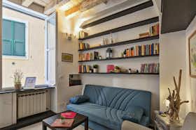 Appartamento in affitto a 1.740 € al mese a Genoa, Salita di Santa Maria di Castello