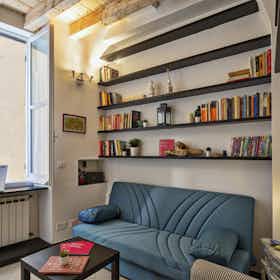 Appartement te huur voor € 1.740 per maand in Genoa, Salita di Santa Maria di Castello