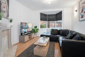 Haus zu mieten für 2.594 £ pro Monat in Birmingham, Shirley Road