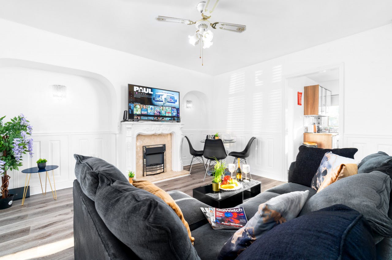 House for rent for £2,600 per month in Birmingham, Broom Hall Crescent