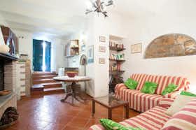 公寓 正在以 €650 的月租出租，其位于 Tuscania, Via della Torretta
