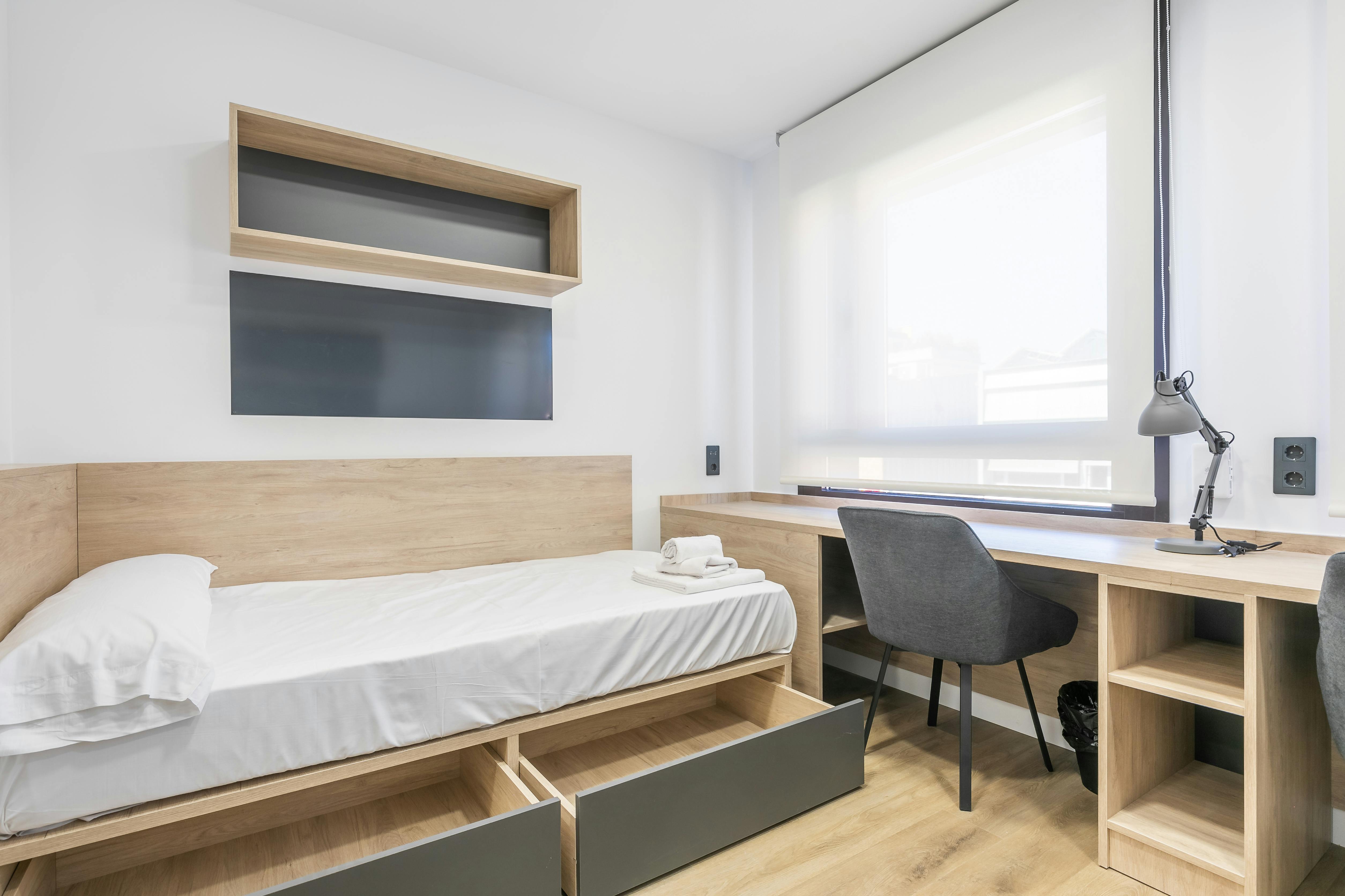 Double room Madrid, 1 bed, 20m² — photo 2