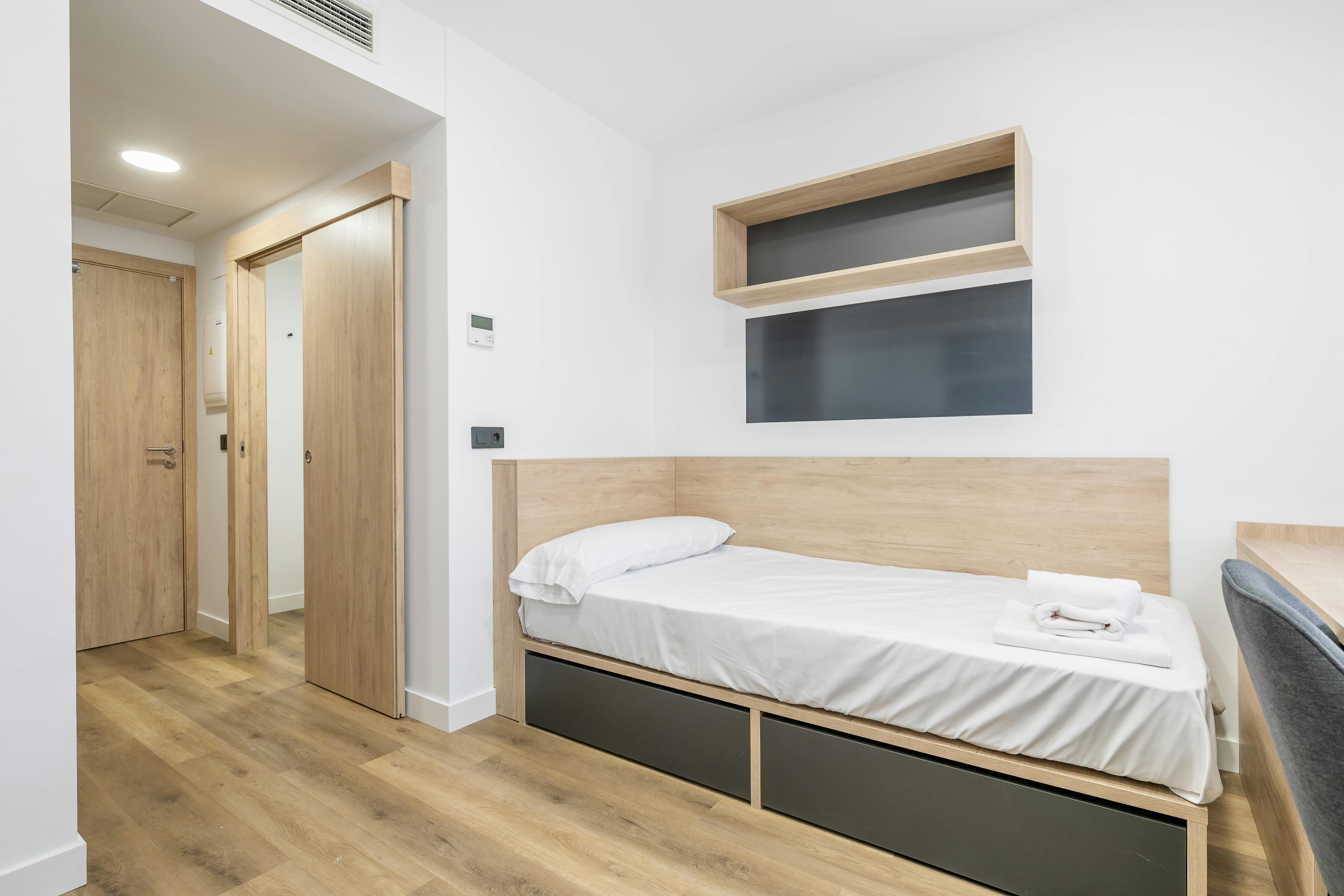 Double room Madrid, 1 bed, 20m² — photo 10