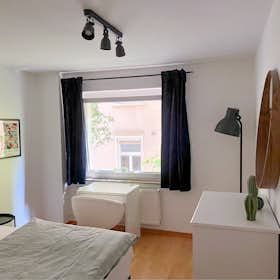 Apartment for rent for €2,400 per month in Frankfurt am Main, Parkstraße