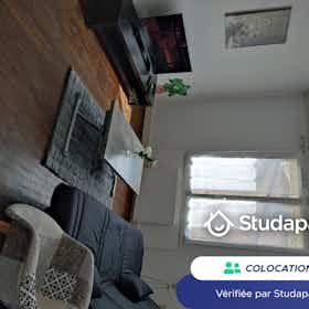 Отдельная комната сдается в аренду за 350 € в месяц в Saint-Doulchard, Avenue des Prés le Roi