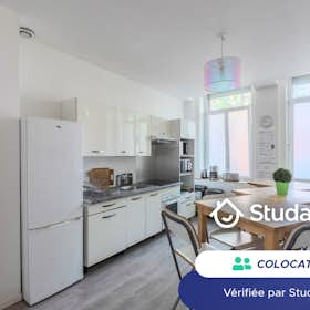Private room for rent for €550 per month in Lille, Boulevard Victor Hugo