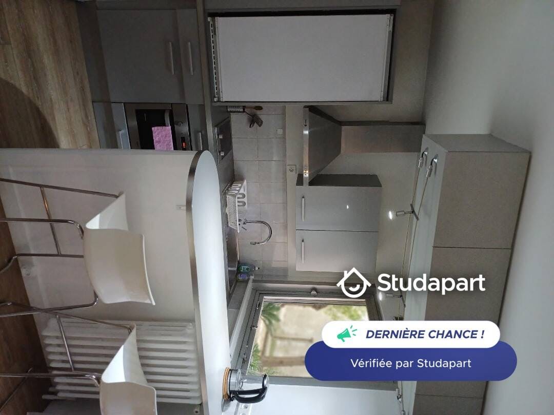 Apartment for rent for €1,010 per month in Paris, Avenue de la République