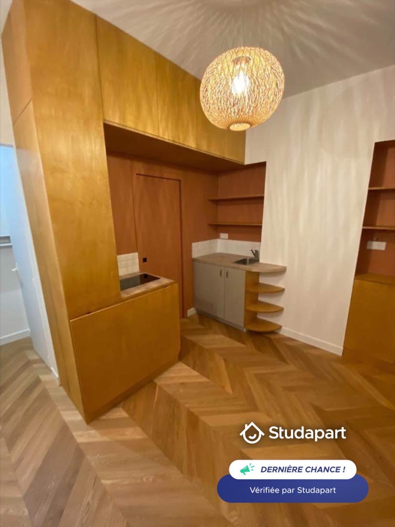 Apartment for rent for €1,020 per month in Paris, Rue Ordener