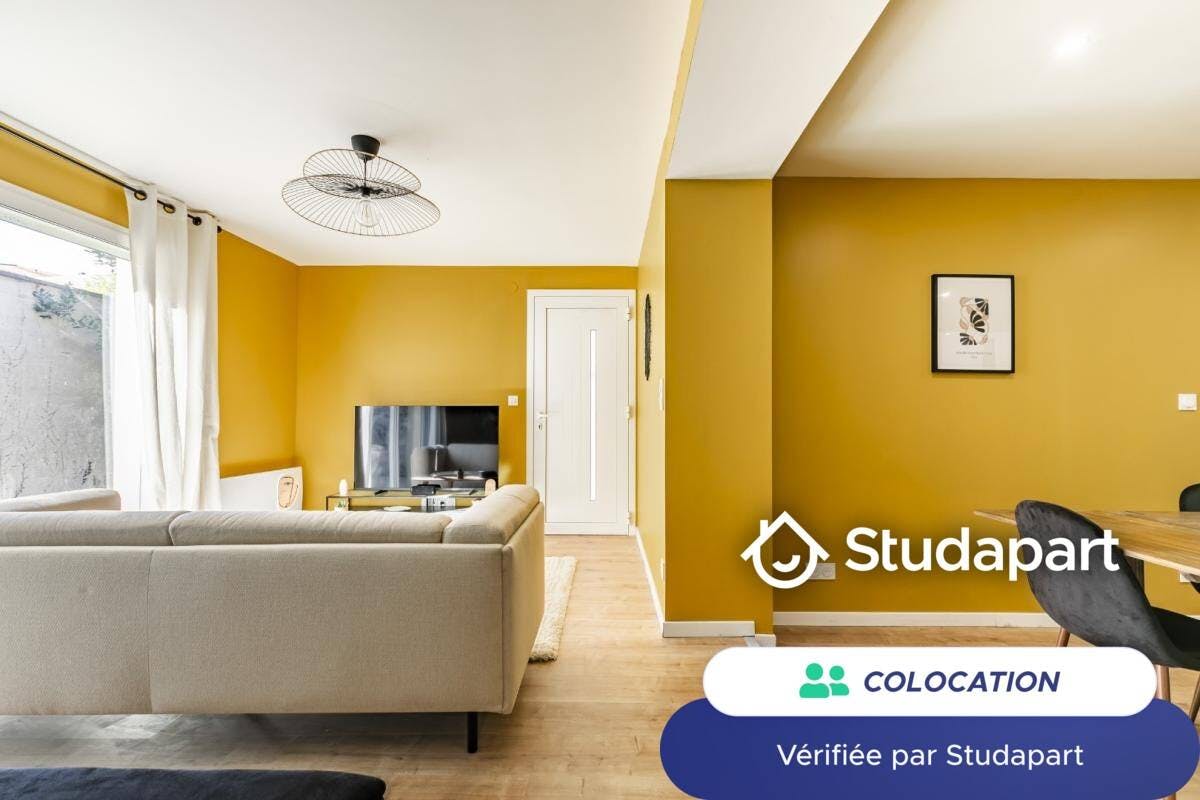 Private room for rent on Rue du Jardin Public, Bordeaux