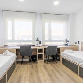 Shared room for rent for €1,054 per month in Madrid, Calle de Manuel Tovar