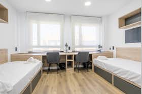 Shared room for rent for €1,108 per month in Madrid, Calle de Manuel Tovar