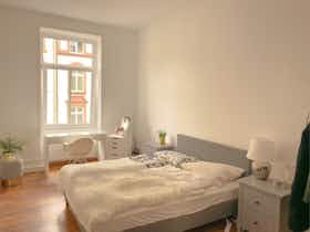 Appartement te huur voor € 899 per maand in Frankfurt am Main, Fürstenbergerstraße