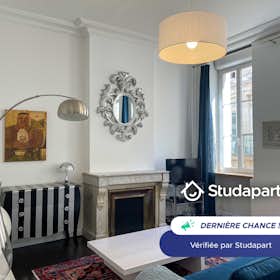 Apartment for rent for €2,150 per month in Bordeaux, Rue Turenne