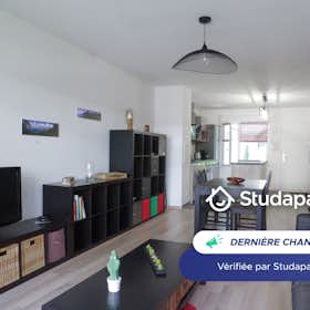 Apartment for rent for €2,100 per month in Bordeaux, Rue Achard