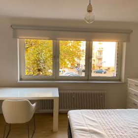 Private room for rent for €1,200 per month in Frankfurt am Main, Oeder Weg