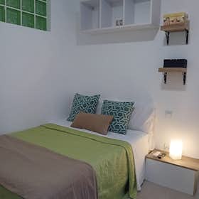 Private room for rent for €879 per month in Madrid, Calle del Divino Pastor