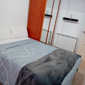 Private room for rent for €850 per month in Madrid, Calle del Divino Pastor