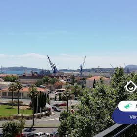 Apartment for rent for €2,108 per month in Toulon, Avenue des Dardanelles
