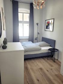 Apartment for rent for €3,300 per month in Berlin, Emser Straße