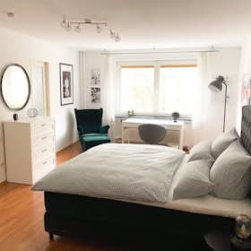 Apartment for rent for €1,800 per month in Frankfurt am Main, Reuterweg