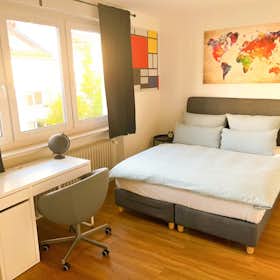 Apartment for rent for €1,500 per month in Frankfurt am Main, Leerbachstraße