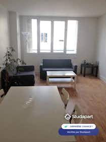 Apartment for rent for €955 per month in Reims, Rue de Vesle
