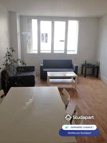 Appartement te huur voor € 955 per maand in Reims, Rue de Vesle