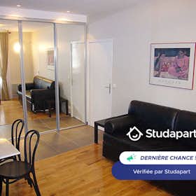 Apartment for rent for €1,790 per month in Paris, Rue Greuze