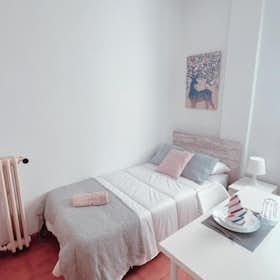 Private room for rent for €500 per month in Madrid, Calle de Velayos