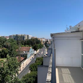 Apartment for rent for €1,950 per month in Lisbon, Alameda das Linhas de Torres