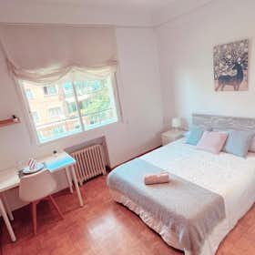 Private room for rent for €630 per month in Madrid, Calle de Velayos