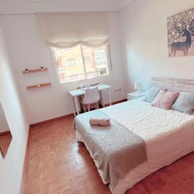 Private room for rent for €610 per month in Madrid, Calle de Velayos