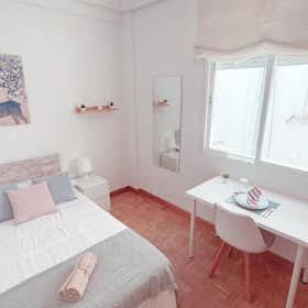 Private room for rent for €580 per month in Madrid, Calle de Velayos